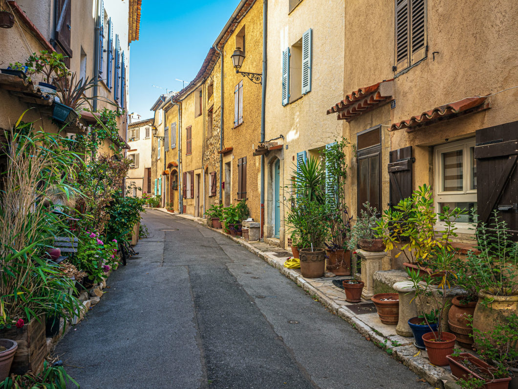 Narrow street in Cabris