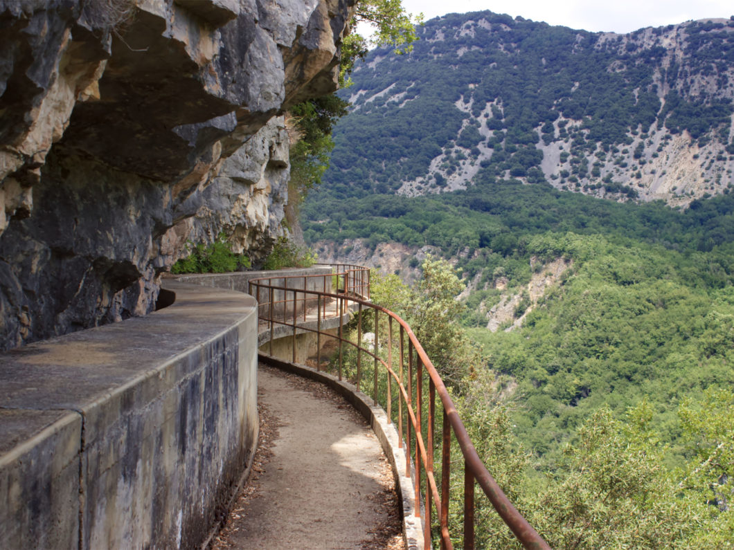 Chemin à Gourdon qui suite l'aqueduc en bordure du précipice.