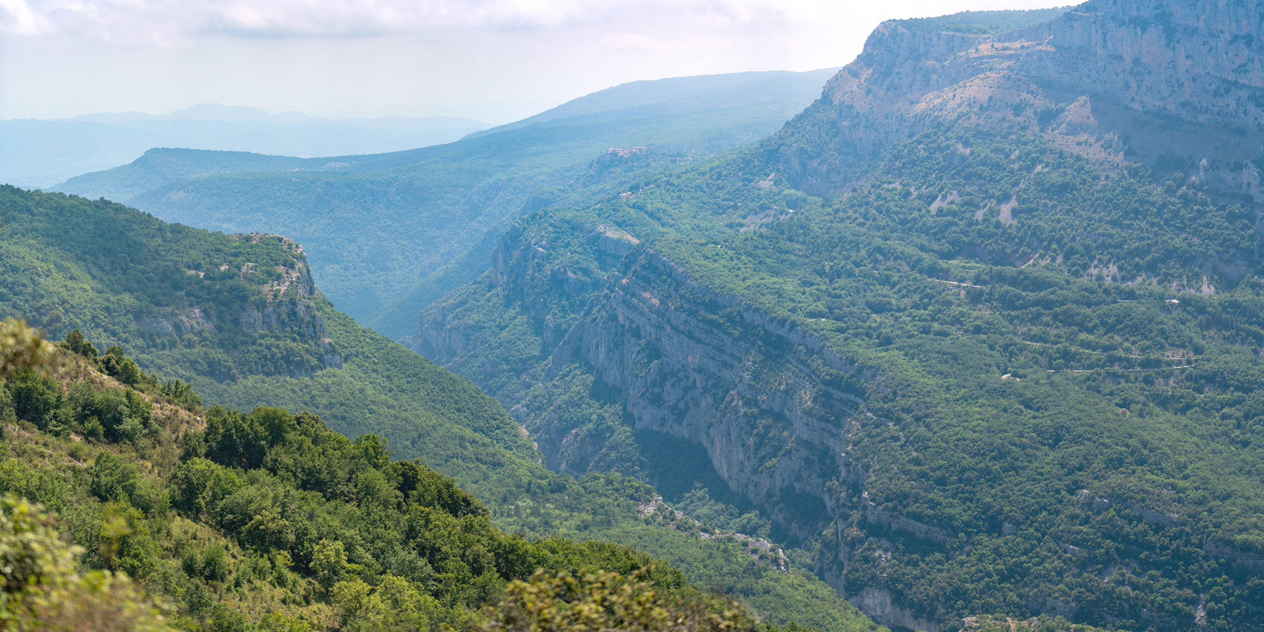 Panorama sur les gorges du Loup dans le Sud de la France avec de