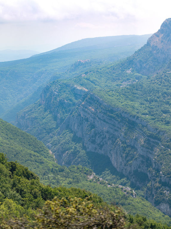 Panorama sur les gorges du Loup dans le Sud de la France avec de