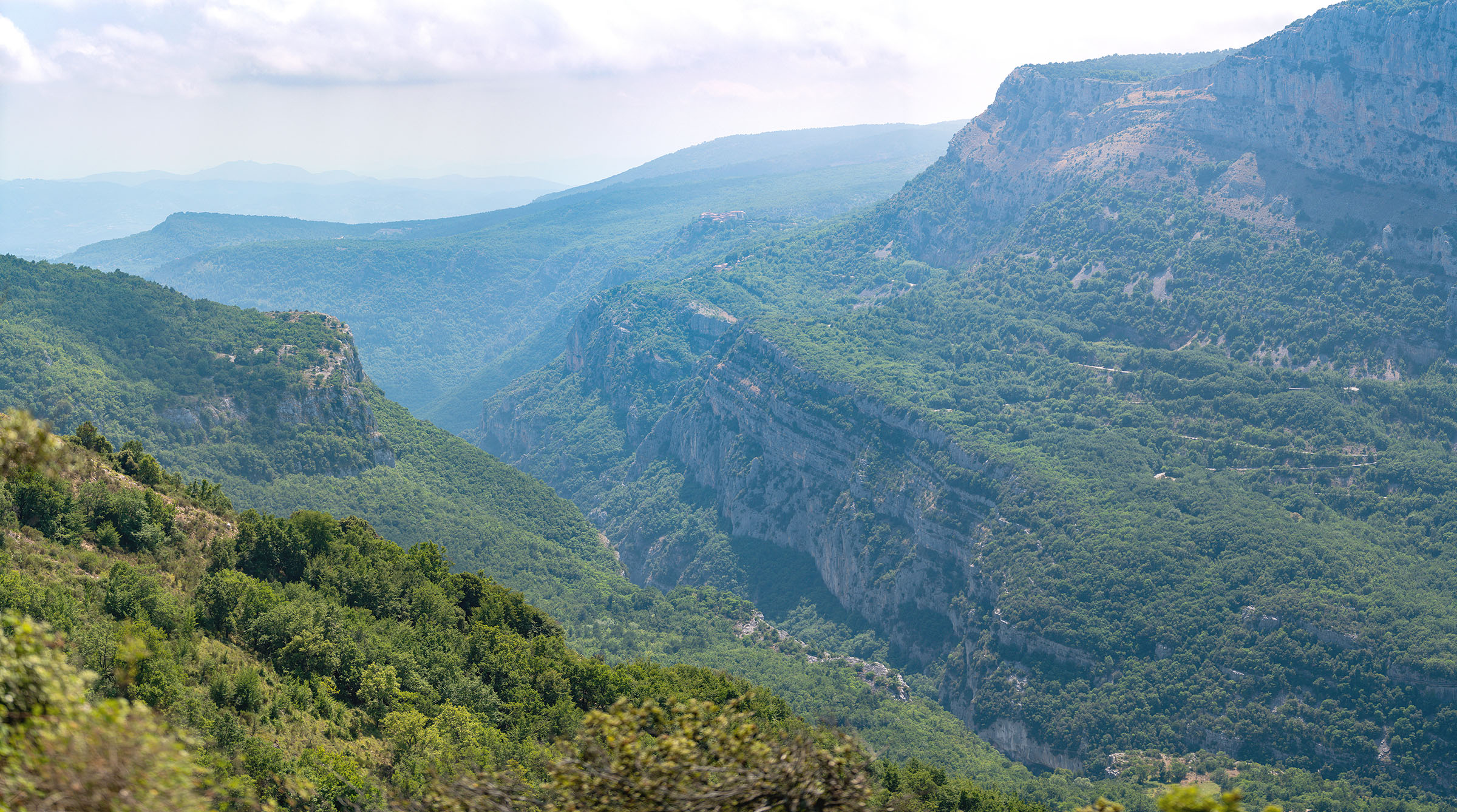 Panorama sur les gorges du Loup dans le Sud de la France avec de