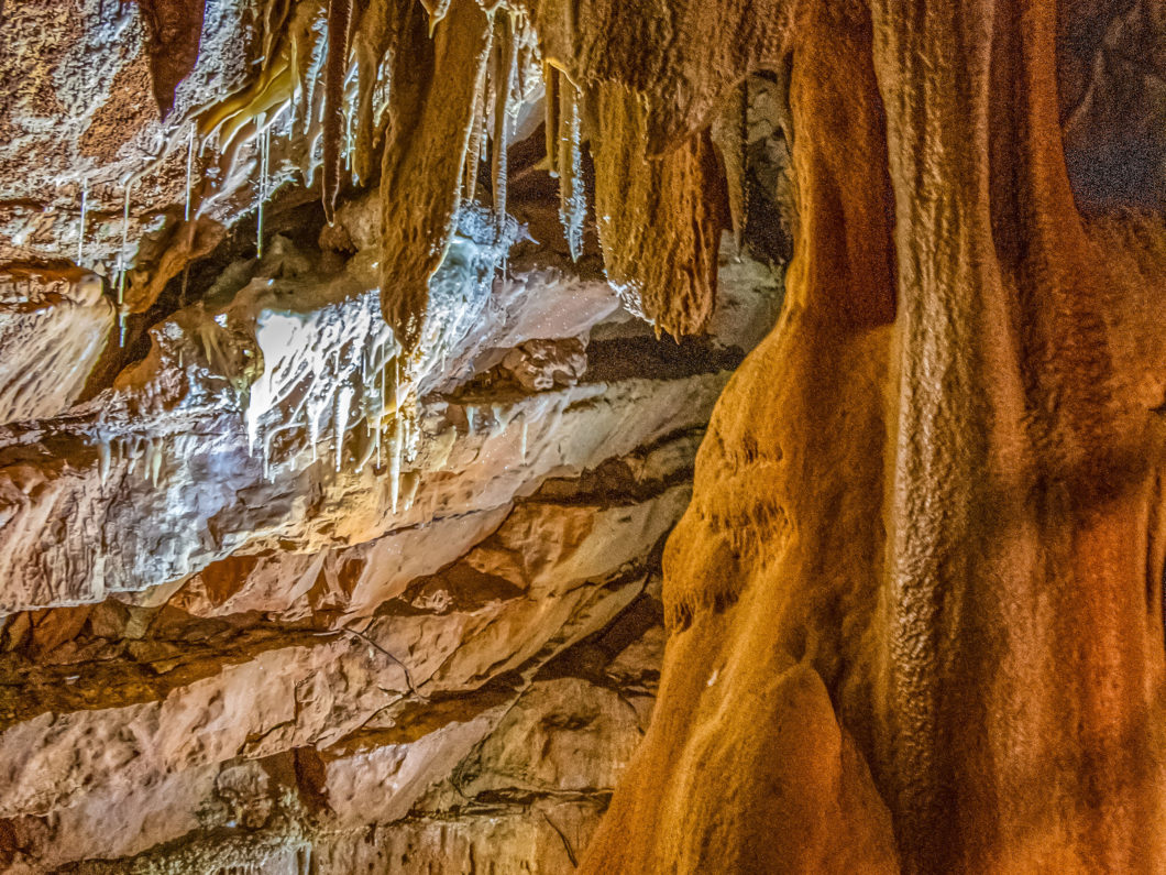 Stalactites et stalagmites avec de belles couleurs ocres dans ce