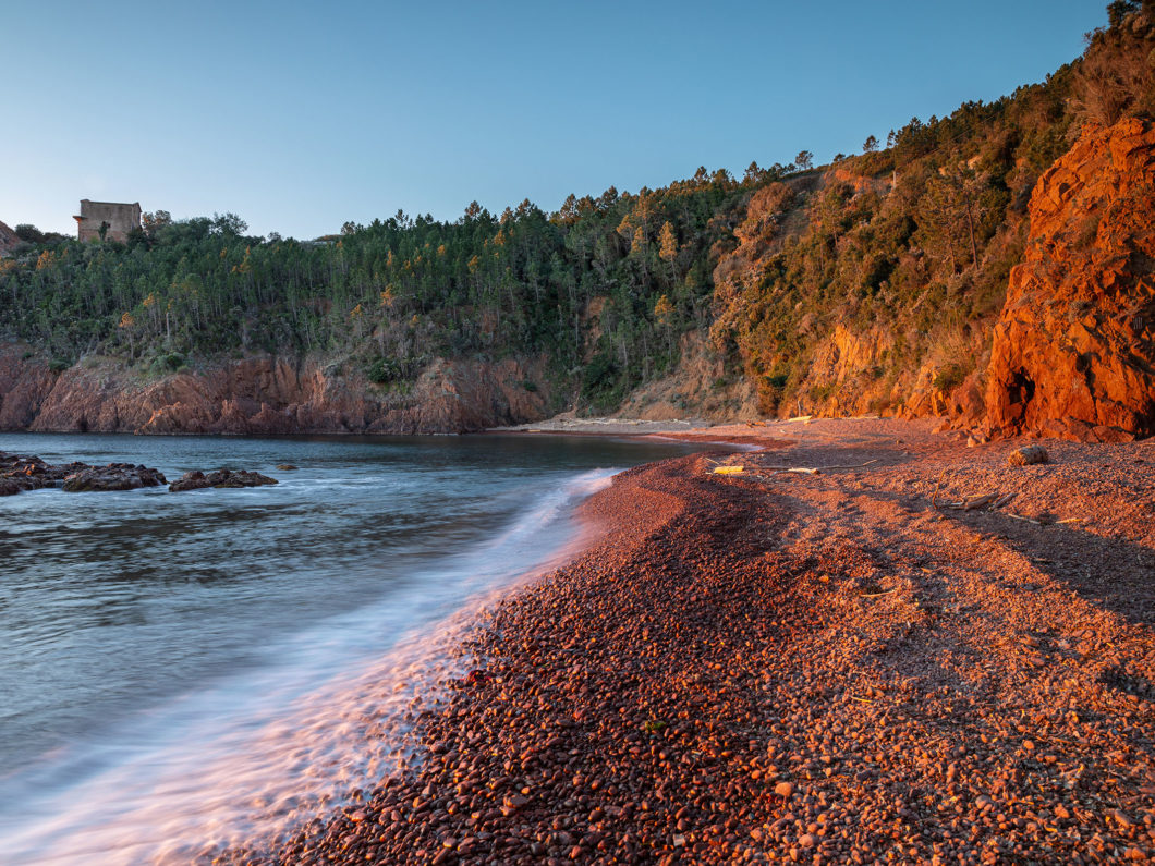 Plage du Massif de l'Esterel au coucher du soleil , France