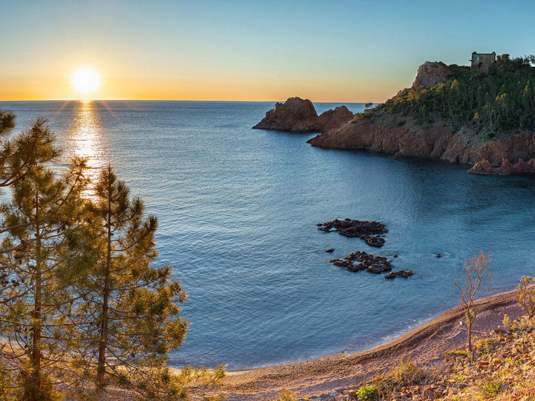 Plage du Massif de l'Esterel au lever du soleil , Sud de la Fran