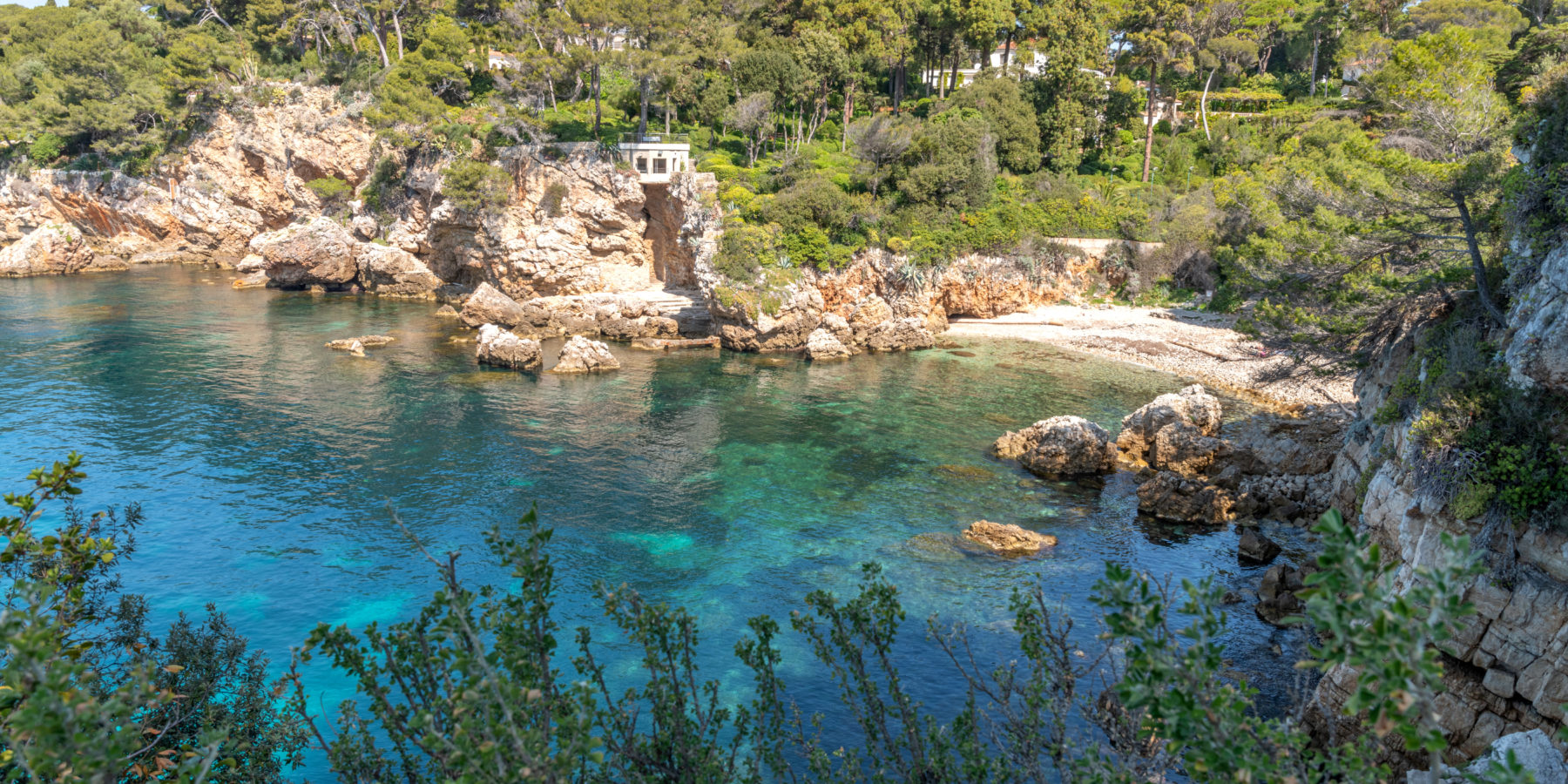 Paysage en bord de mer sur le Cap d'Antibes dans la baie des milliardaires