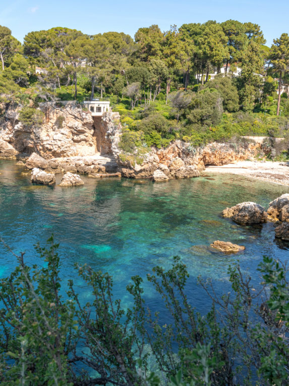 Paysage en bord de mer sur le Cap d'Antibes dans la baie des milliardaires