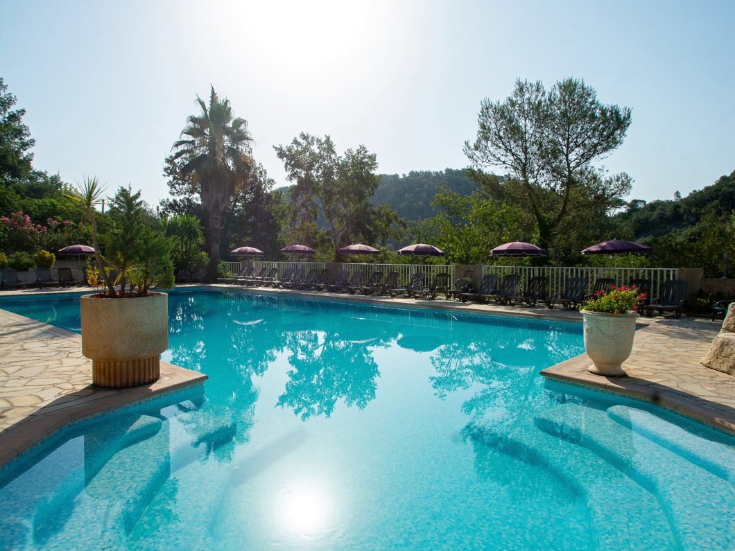 Piscine, vue des marches, format vertical